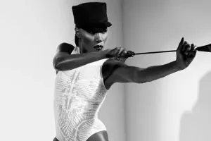 74 yaşlı modeldən cəsarətli pozalar