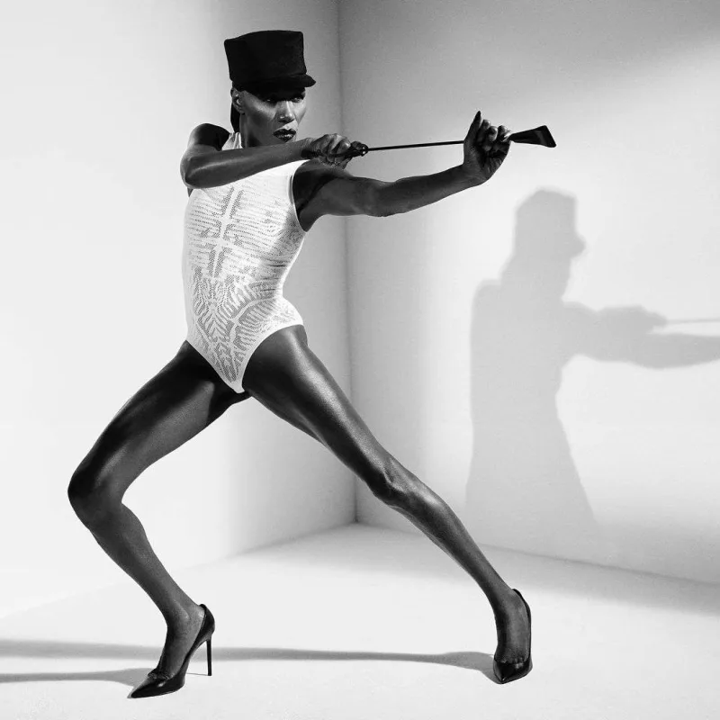 74 yaşlı modeldən cəsarətli pozalar