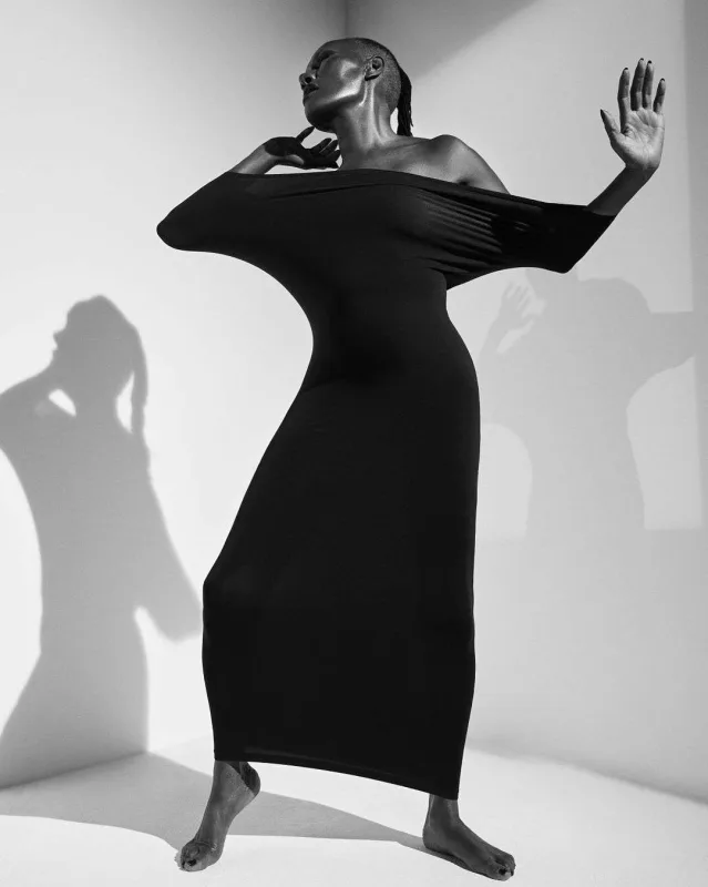 74 yaşlı modeldən cəsarətli pozalar