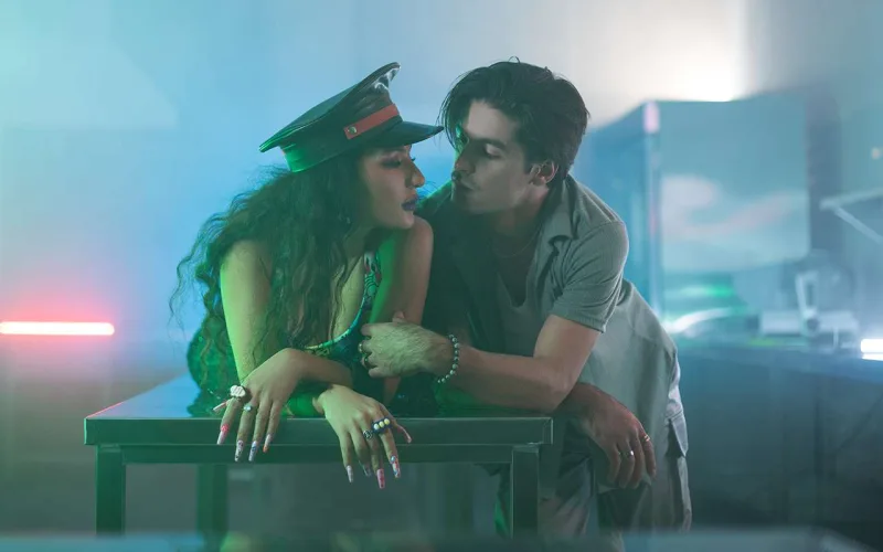 Dilarə 40 dərəcə temperaturla şou göstərdi