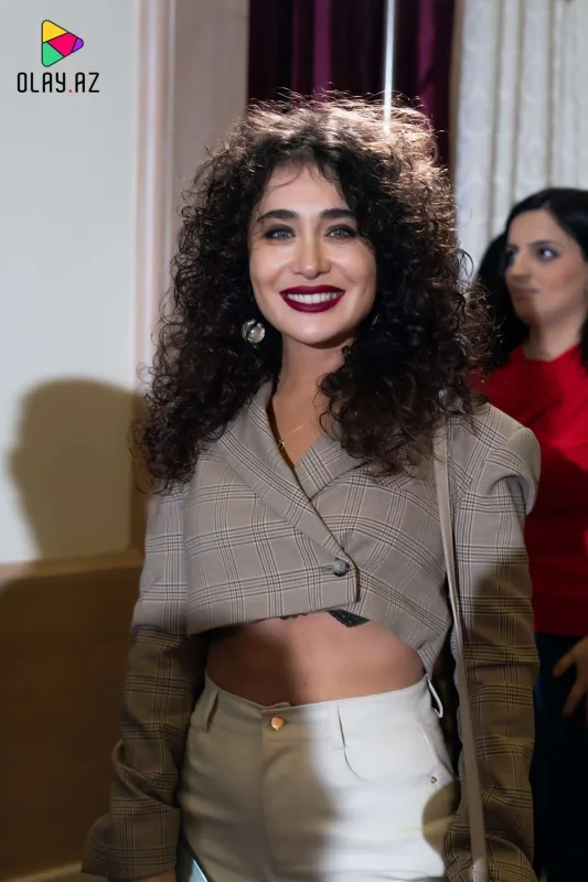 Gecəyə dekolteli libaslarla qatıldılar