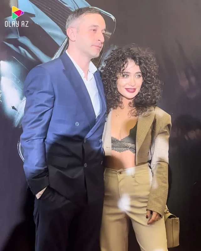 Gecəyə dekolteli libaslarla qatıldılar