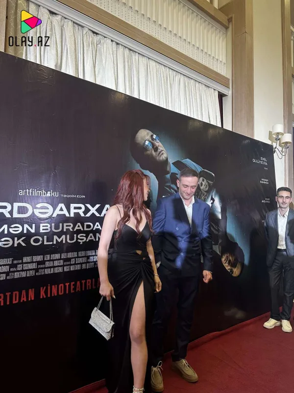 Gecəyə dekolteli libaslarla qatıldılar