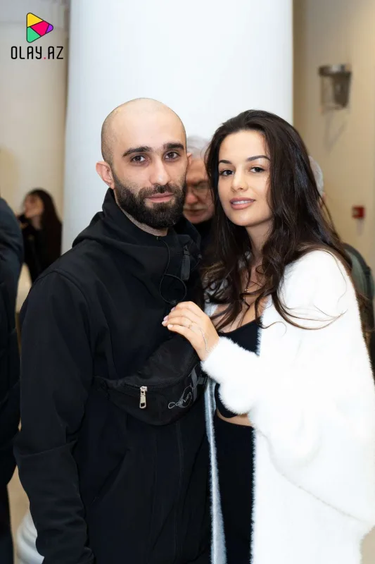 Əlixan həyat yoldaşı ilə qalada