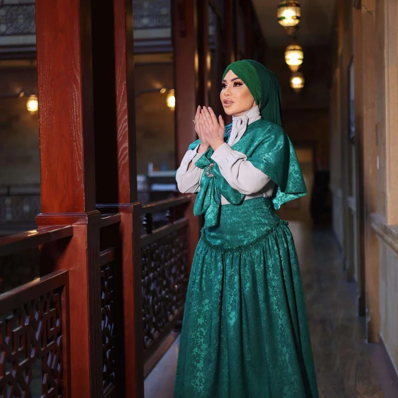 Fatimə namaza başladı