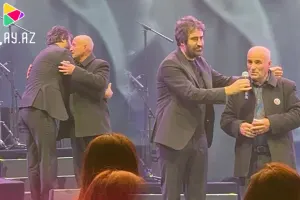 Şəhidimizin atasını səhnəyə çıxarıb ağladı