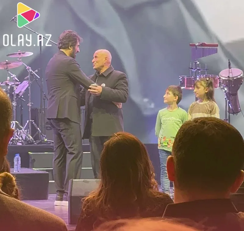 Şəhidimizin atasını səhnəyə çıxarıb ağladı