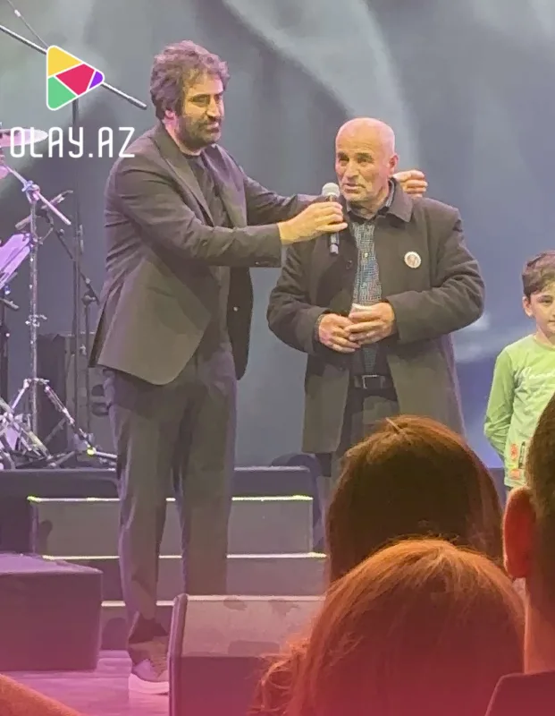 Şəhidimizin atasını səhnəyə çıxarıb ağladı
