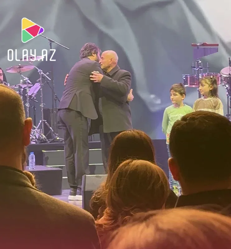 Şəhidimizin atasını səhnəyə çıxarıb ağladı