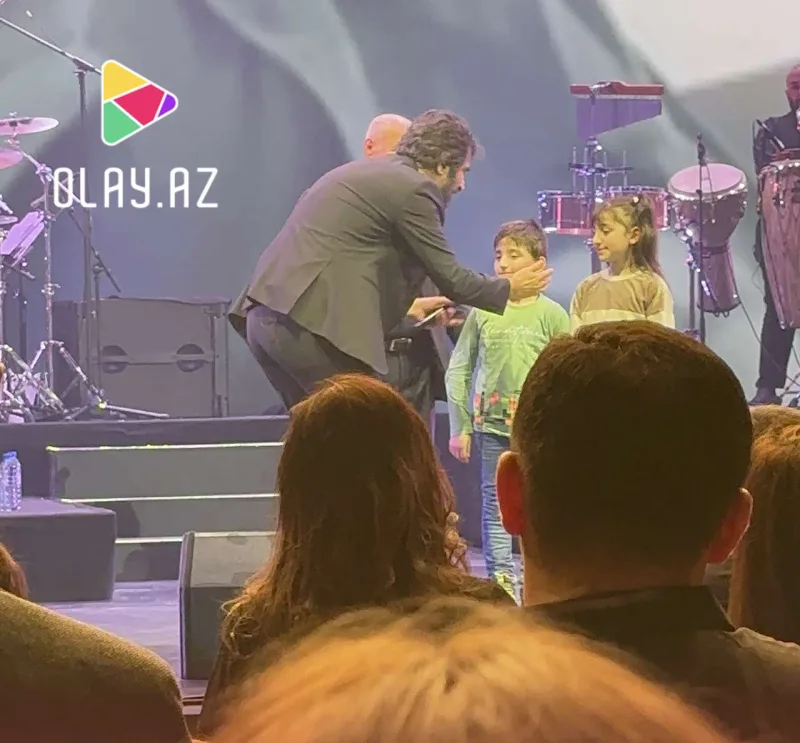 Şəhidimizin atasını səhnəyə çıxarıb ağladı