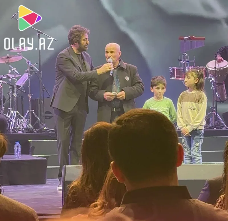 Şəhidimizin atasını səhnəyə çıxarıb ağladı