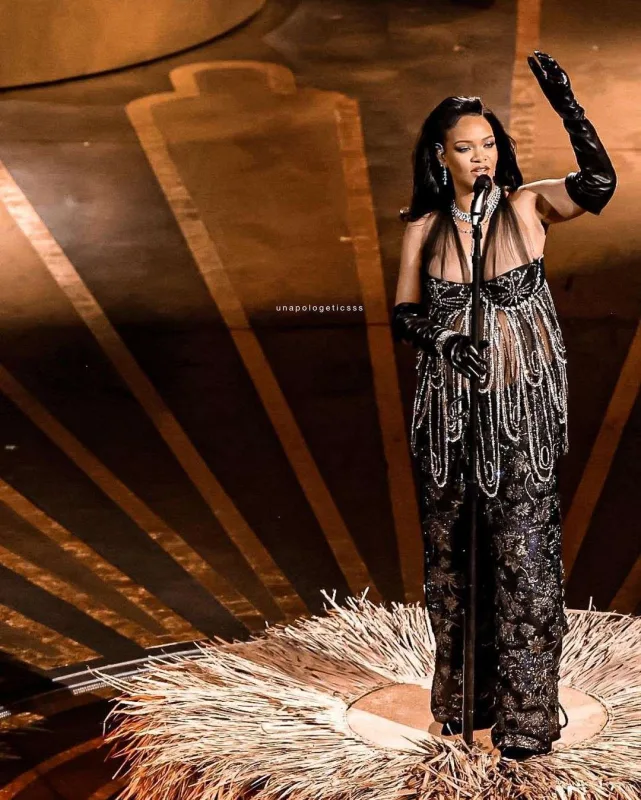 “Oskar”da üç libas dəyişdi