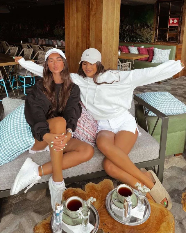 Bakıda blogerlərin başına şüşə atdılar