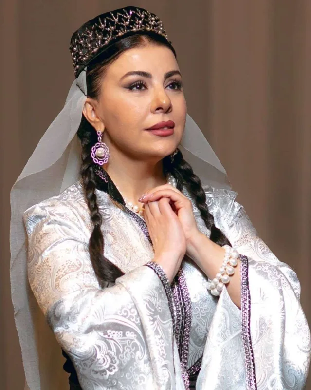 “O, adam deyil” – Yenə sataşdı