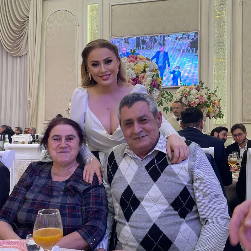 Roza izləyicisini aşağıladı