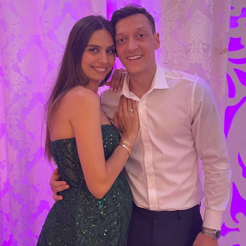 Aminenin əri karyerasına son qoydu