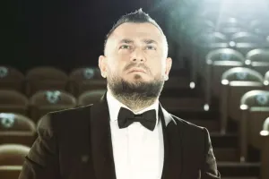 “Siz necə həyasız adamlarsınız?!”