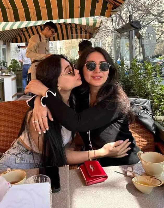 İlk dəfə kiçik bacısını göstərdi