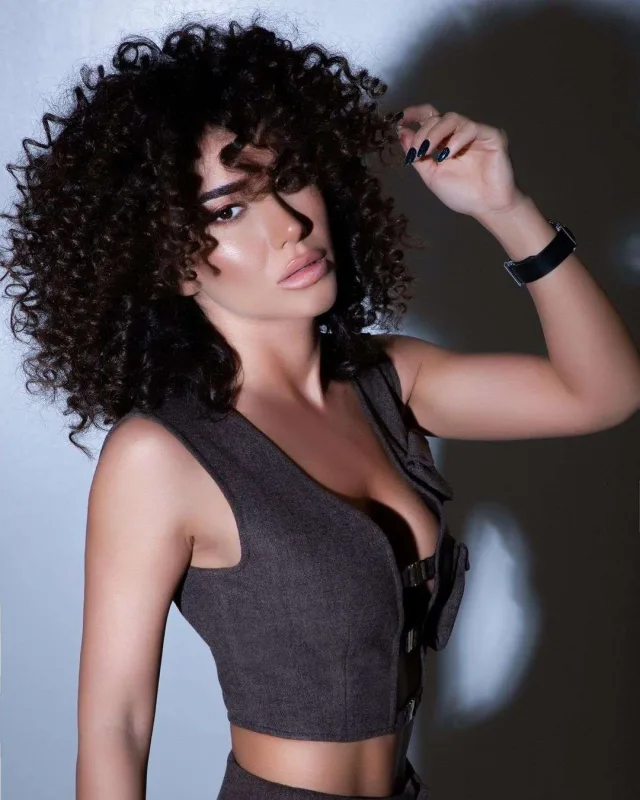 İlk dəfə kiçik bacısını göstərdi