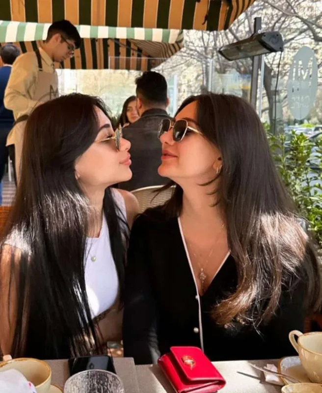 İlk dəfə kiçik bacısını göstərdi