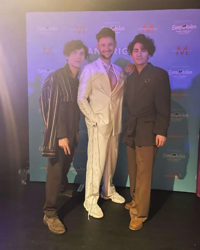 Elnurla Eldarın fərqli kostyumları