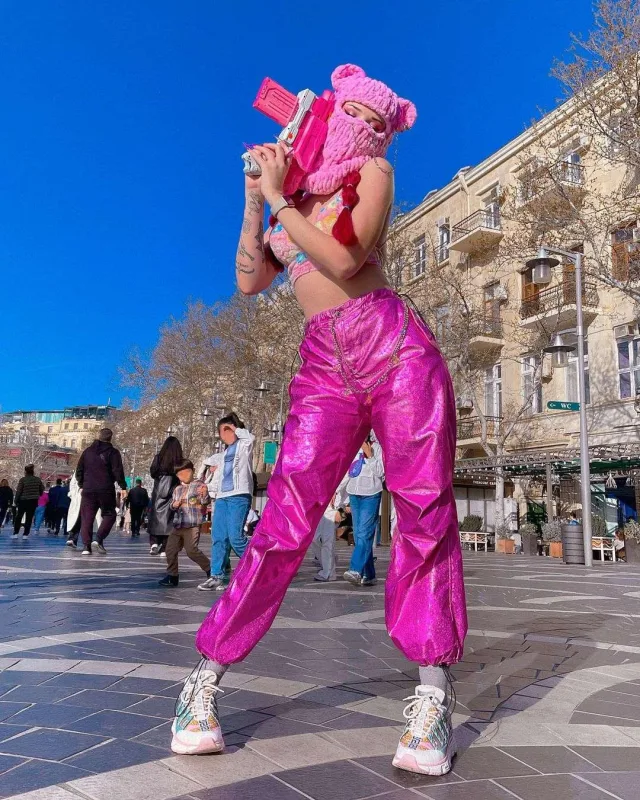 Polisdən “Tarqovı”da poza verən  modelə xəbərdarlıq