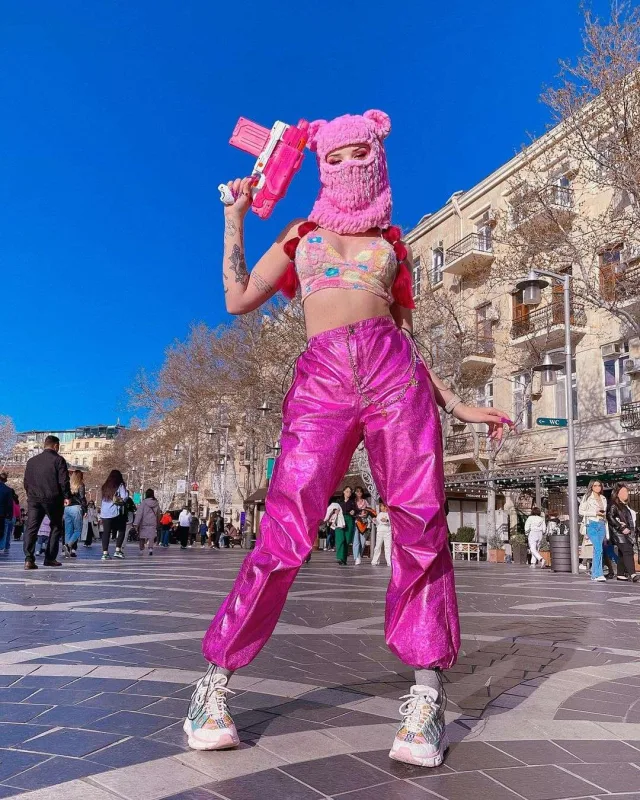 Polisdən “Tarqovı”da poza verən  modelə xəbərdarlıq