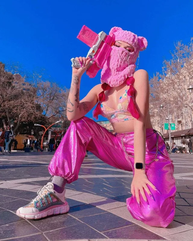 Polisdən “Tarqovı”da poza verən  modelə xəbərdarlıq