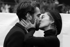 Kadir başqa qadınla yaşayır