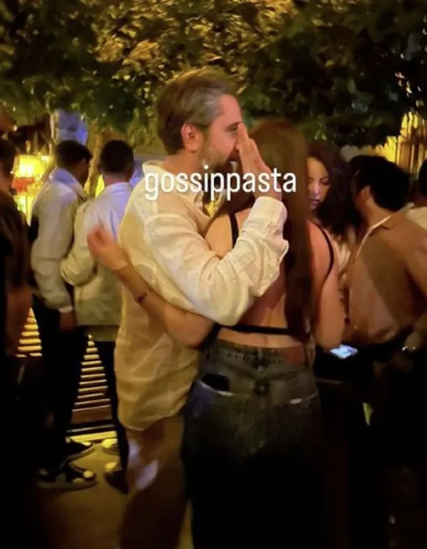 Kadir başqa qadınla yaşayır