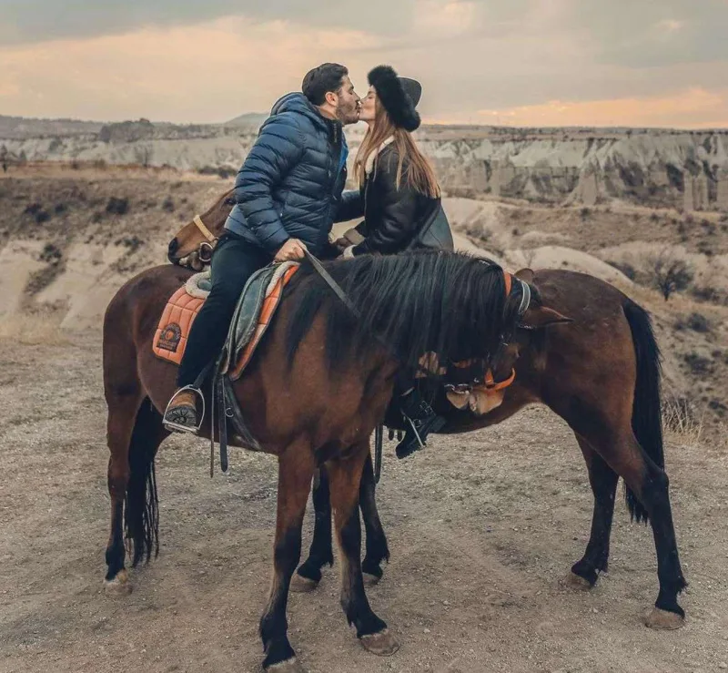 Ebru boşanma xəbərlərindən yazdı