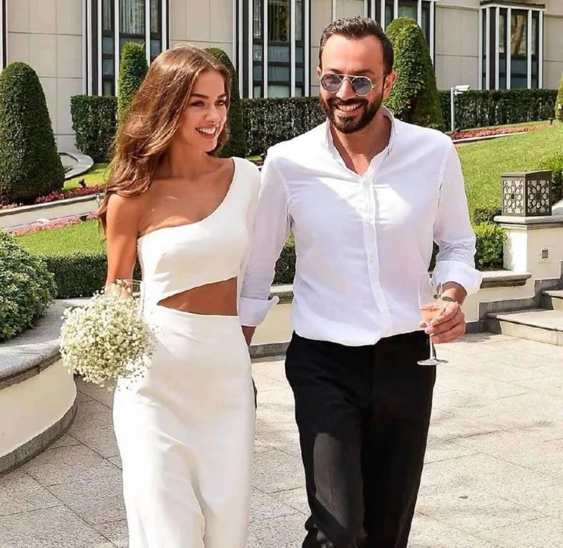 Həyat yoldaşı xəstəxanada, özü əyləncədə...