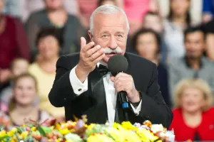 18 ildir eyni kostyumu geyinir