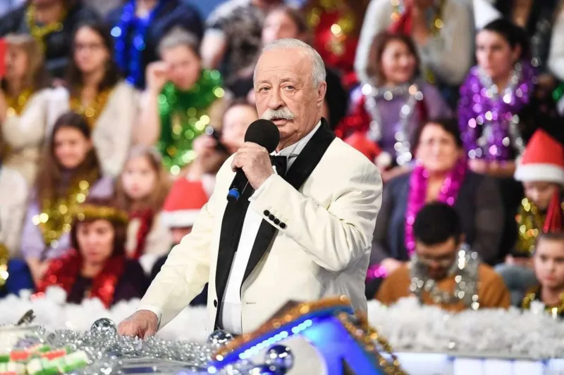 18 ildir eyni kostyumu geyinir