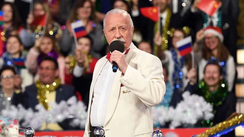 18 ildir eyni kostyumu geyinir