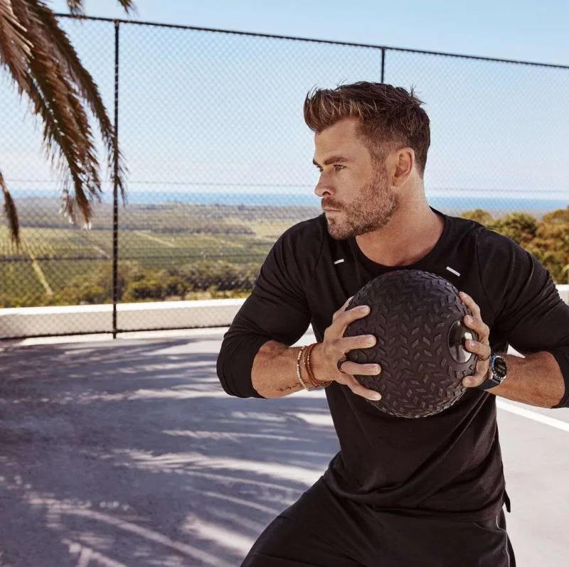 Gündə 10 dəfə yemək yeyir