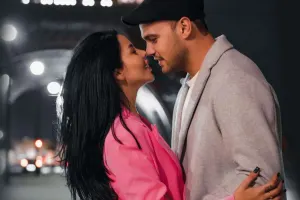 Əri ilə videosuna təhqir yazan izləyicisini polisə verdi