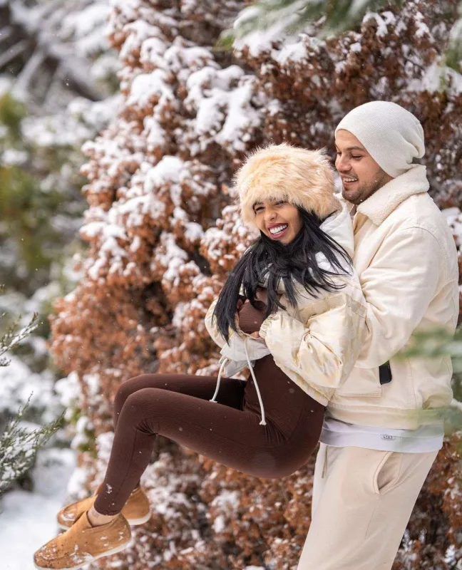 Əri ilə videosuna təhqir yazan izləyicisini polisə verdi