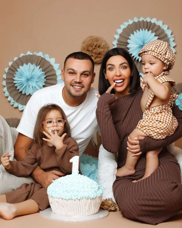 Əri ilə videosuna təhqir yazan izləyicisini polisə verdi