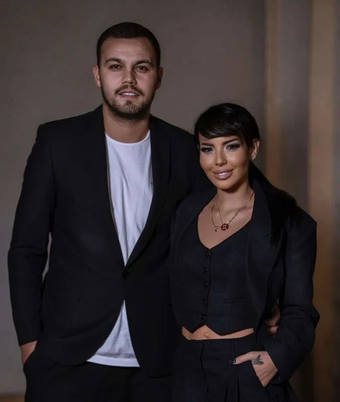 Əri ilə videosuna təhqir yazan izləyicisini polisə verdi