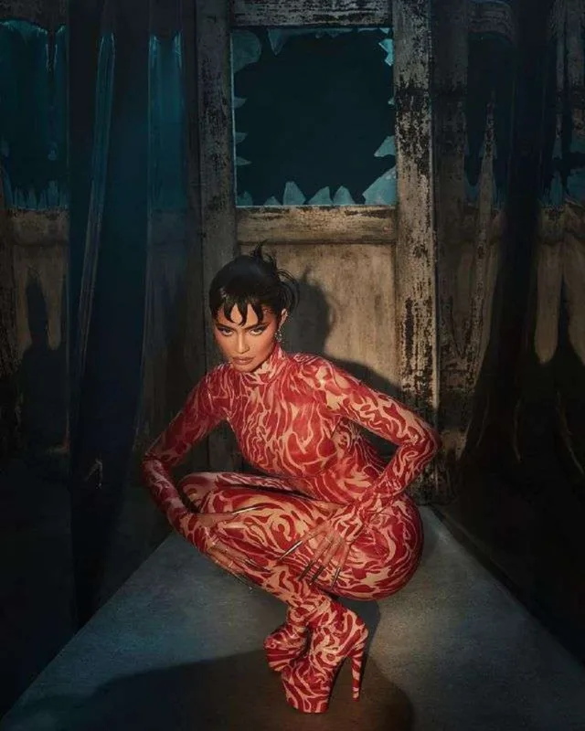 Aygün Kazımova və Səmra oxşar libasda