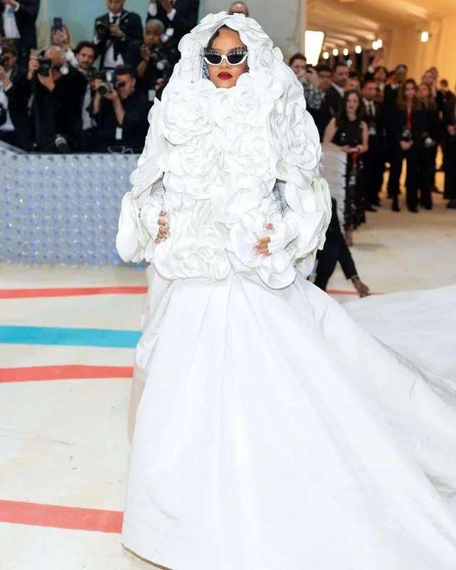 Rihanna təkrarolunmaz tərzi ilə Met Gala-da