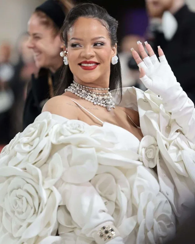 Rihanna təkrarolunmaz tərzi ilə Met Gala-da