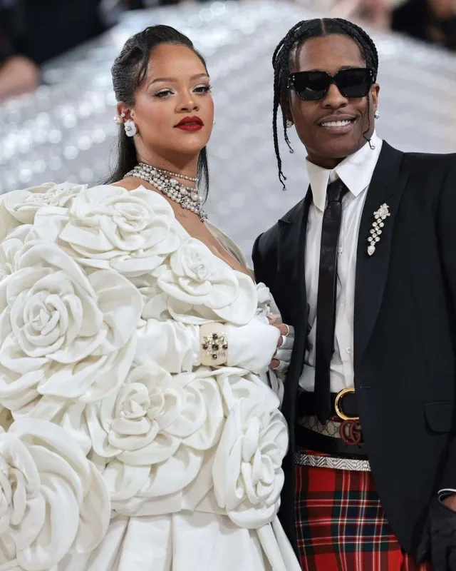 Rihanna təkrarolunmaz tərzi ilə Met Gala-da