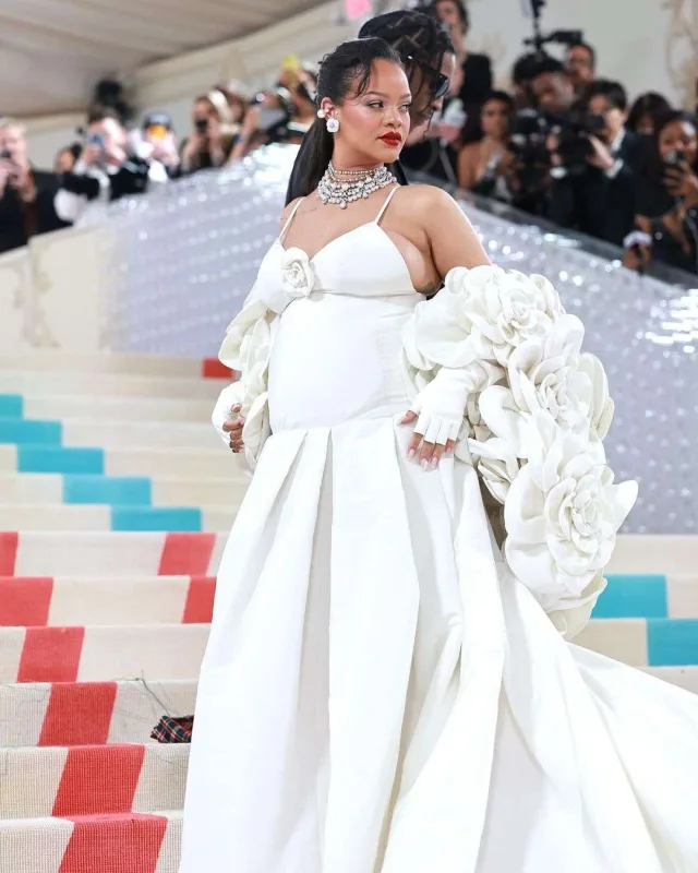 Rihanna təkrarolunmaz tərzi ilə Met Gala-da
