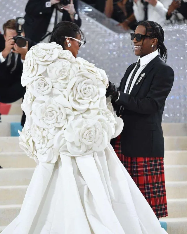 Rihanna təkrarolunmaz tərzi ilə Met Gala-da