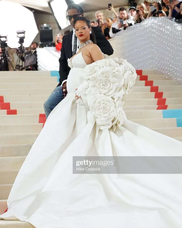 Rihanna təkrarolunmaz tərzi ilə Met Gala-da