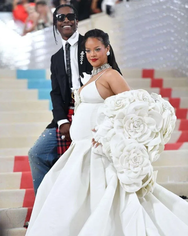 Rihanna təkrarolunmaz tərzi ilə Met Gala-da