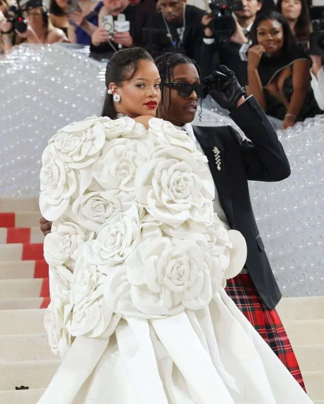 Rihanna təkrarolunmaz tərzi ilə Met Gala-da