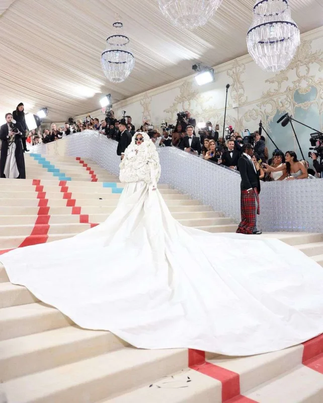 Rihanna təkrarolunmaz tərzi ilə Met Gala-da
